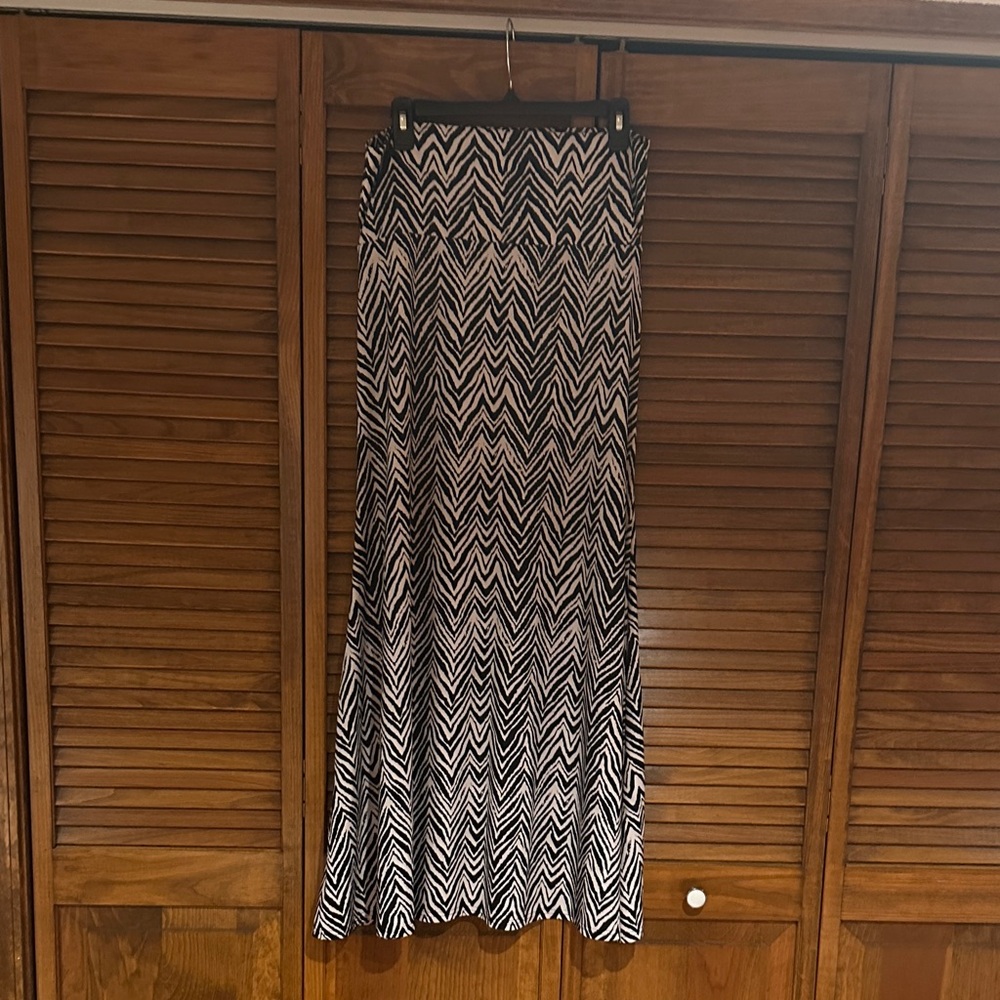 Elegant Black and White Zigzag Maxi Skirt